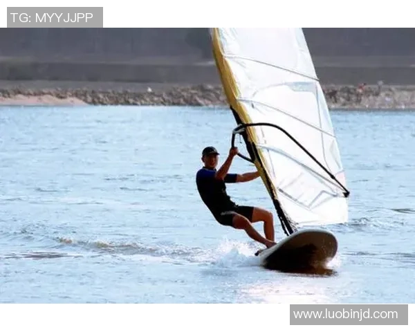 足球女球星挑战极限游泳赛展现全能运动魅力和超强体能