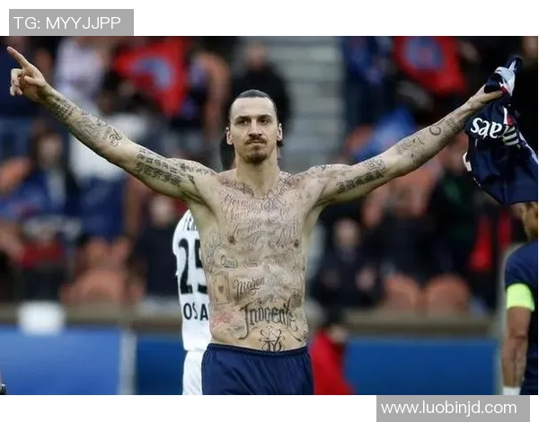 足球明星纹身艺术展示：揭秘球场背后的独特个性与文化符号